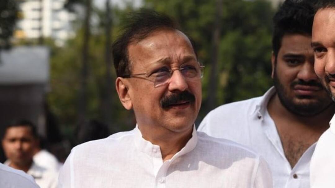 Baba Siddiqui Statement: अजित पवार गुट में शामिल होने की अटकलों पर बाबा सिद्दीकी बोले- 'अगर मैं कुछ...' Maharashtra Congress leader Baba Siddiqui statement on speculations about joining Ajit Pawar NCP Baba Siddiqui Statement: अजित पवार गुट में शामिल होने की अटकलों पर बाबा सिद्दीकी बोले- 'अगर मैं कुछ...'