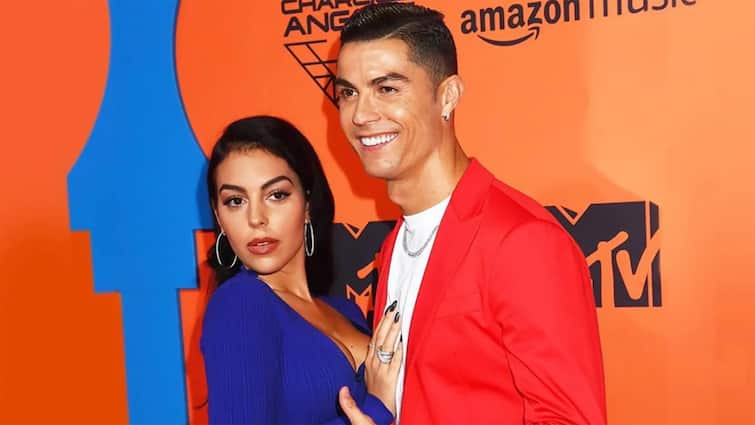 Georgina Rodriguez reacts Cristiano Ronaldo gifts her a diamond encrusted Jacob and Co watch Cristiano Ronaldo: इतने में तो 3BHK लग्जरी फ्लैट खरीद लेंगे! रोनाल्डो ने गर्लफ्रेंड को गिफ्ट की इतनी महंगी घड़ी