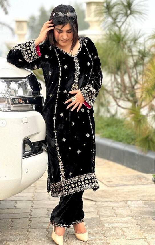 ਦਰਅਸਲ, ਕੌਰ ਬੀ ਵੱਲ਼ੋਂ ਆਪਣੇ ਸੋਸ਼ਲ ਮੀਡੀਆ ਹੈਂਡਲ ਉੱਪਰ ਸ਼ਾਨਦਾਰ ਤਸਵੀਰਾਂ ਸ਼ੇਅਰ ਕੀਤੀਆਂ ਗਈਆਂ ਹਨ। ਜਿਨ੍ਹਾਂ ਨੇ ਸਭ ਦਾ ਧਿਆਨ ਆਪਣੇ ਵੱਲ ਖਿੱਚਿਆ ਹੈ।