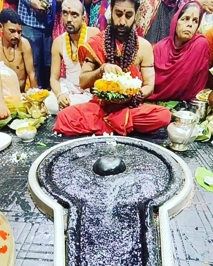 भगवान शिव ने रावण की इच्छा पूरी की लेकिन एक शर्त रखी. महादेव ने रावण से कहा कि अगर तुमने शिवलिंग को कहीं रास्ते में रख दिया तो वह वहीं स्थापित हो जाएगा. तुम उसे दोबारा नहीं उठा पाओगे. रावण ने शर्त मान ली लेकिन रास्ते में उसने गलती से शिवलिंग नीचे रख दिया. उसने कामना लिंग को उठाने की बहुत कोशिश की लेकिन वह हार गया.