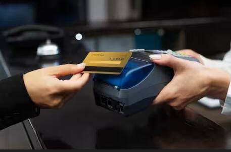 ATM ਕਾਰਡ ਨੂੰ ਹਮੇਸ਼ਾ ਸੁਰੱਖਿਅਤ ਰੱਖਣਾ ਚਾਹੀਦਾ ਹੈ। ਪਰ ਕਿਸੇ ਵੀ ਸਥਿਤੀ ਵਿੱਚ ਜਦੋਂ ਏਟੀਐਮ ਕਾਰਡ ਗੁੰਮ ਹੋ ਜਾਵੇ, ਤਾਂ ਏਟੀਐਮ ਕਾਰਡ ਨੂੰ ਤੁਰੰਤ ਬਲਾਕ ਜਾਂ ਡੀਐਕਟੀਵੇਟ ਕਰ ਦੇਣਾ ਚਾਹੀਦਾ ਹੈ।