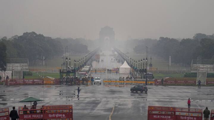 IMD Weather Update: मौसम विभाग का कहना है आज से नया पश्चिमी विक्षोभ एक्टिव होने जा रहा है, जिसके चलते दिल्ली समेत कई राज्यों में बारिश का अनुमान है. साथ हीं पहाड़ी इलाकों में बर्फबारी की संभावना है.