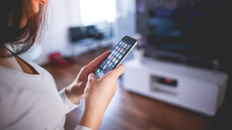 Tech Tips: অ্যান্ড্রয়েড ফোনের স্টোরেজ ফুরিয়ে যাচ্ছে? জায়গা খালি করতে কী কী করবেন?