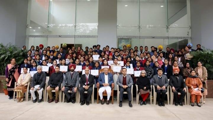 17 students of district Fazilka were honored at Punjab Raj Bhawan Punjab Raj Bhawan: ਸਰਹੱਦੀ ਜਿਲ੍ਹੇ ਨੇ ਮਾਰੀਆਂ ਮੱਲਾਂ, 17 ਵਿਦਿਆਰਥੀਆਂ ਦਾ ਪੰਜਾਬ ਰਾਜ ਭਵਨ ਵਿਖੇ ਹੋਇਆ ਸਨਮਾਨ