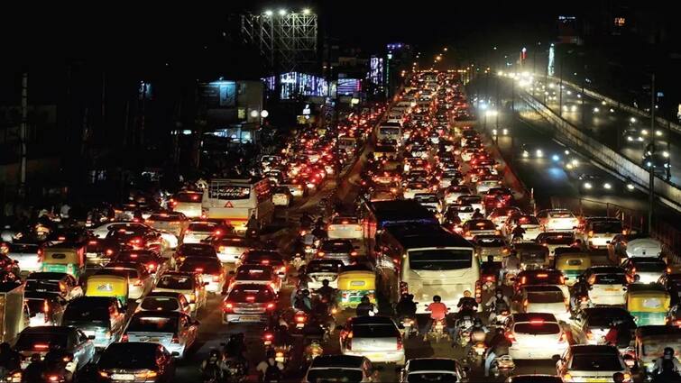 Bengaluru stands as world sixth slowest city in terms of traffic slips from second place Details Bengaluru Traffic: டிராபிக்கில் முன்னேற்றம்! ஆனாலும், பிரச்னைதான் - உலகளவில் 6ஆவது இடத்தில் பெங்களூரு!