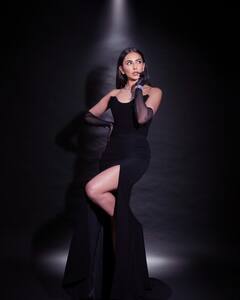 Rakul Preet Singh PHOTO: ઓફ સોલ્ડર બ્લેક ડ્રેસમાં ગ્લેમરસ લાગી રકુલ પ્રીત સિંહ, જુઓ તસવીરો