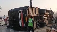 कानपुर में नेशनल हाईवे पर पलटी टूरिस्ट बस, 11 लोग घायल, पुलिस ने किया रेस्क्यू