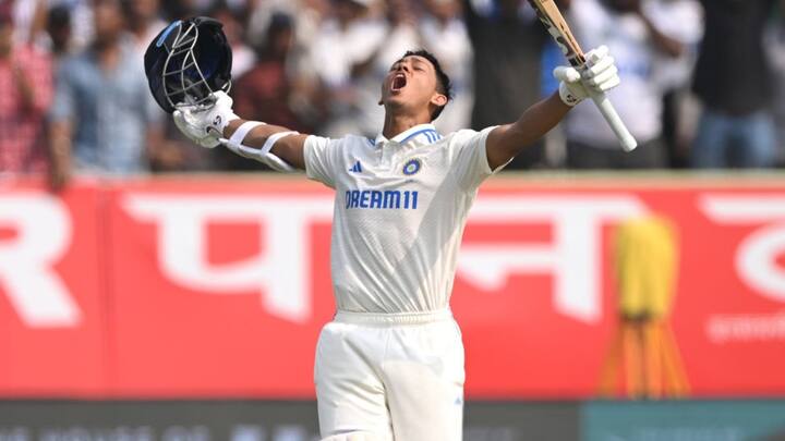 दरअसल, यशस्वी भारत में टेस्ट मैच में दोहरा शतक लगाने वाले चौथे बाएं हाथ के बल्लेबाज बने हैं. उन्होंने इंग्लैंड के खिलाफ 290 गेंदों में 19 चौके और 7 छक्कों की मदद से 209 रन बनाए.