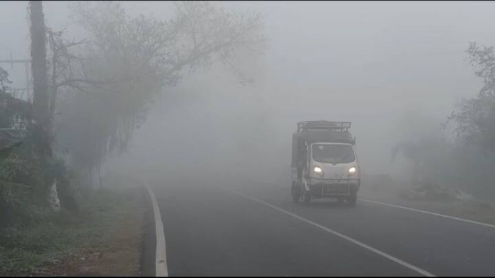 ঘন কুয়াশার কারণে কলকাতা বিমানবন্দরে উড়ান পরিষেবা আংশিক ব্য়াহত হয়। সকালে কয়েকটি বিমান দেরিতে ছাড়ে। তবে বেলা বাড়ার সঙ্গে সঙ্গে পরিস্থিতি স্বাভাবিক হয়ে যায়।