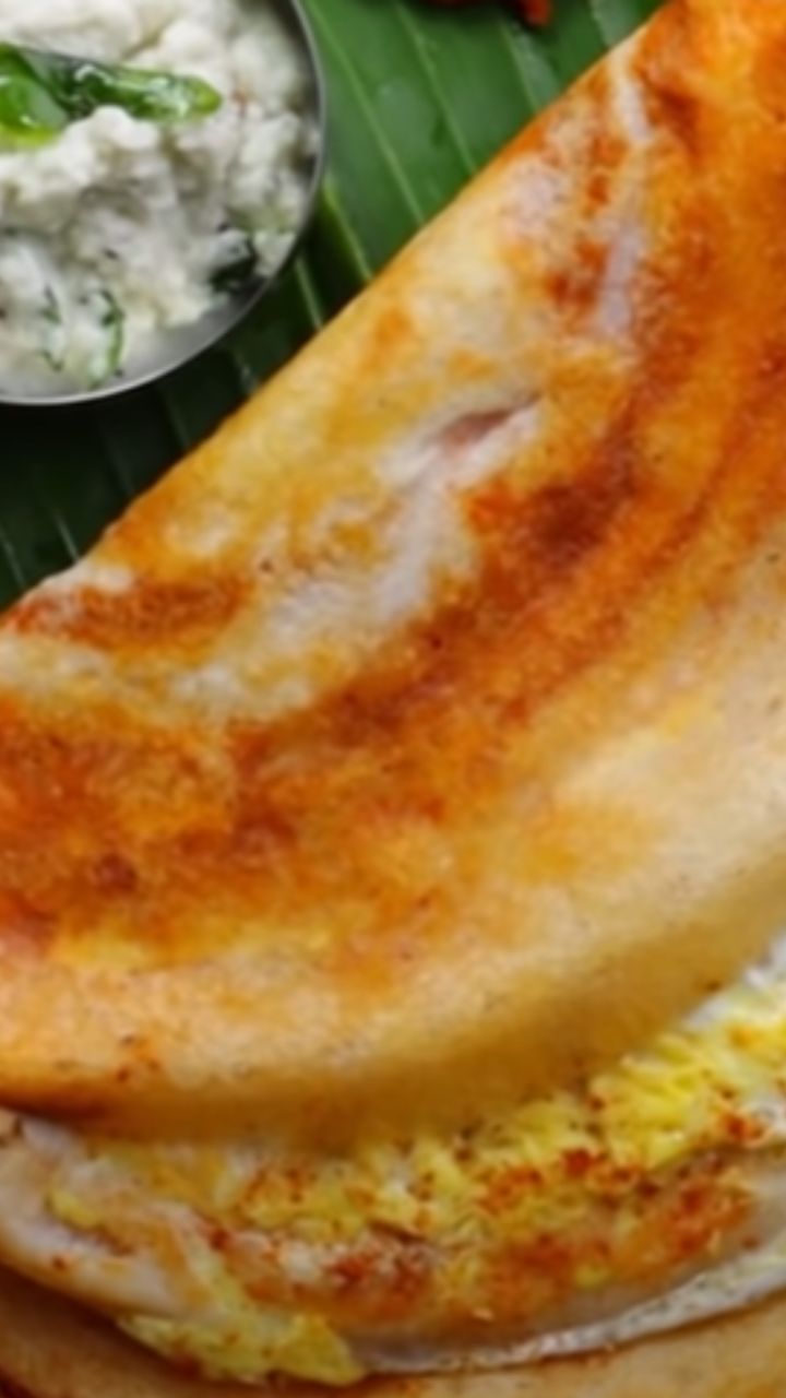 இதனுடன் 4 சிட்டிகை உப்பு, சிறிது தண்ணீர் சேர்த்து மைய அரைக்கவும்