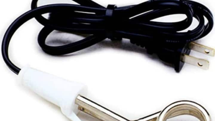 हीटिंग रॉड को पानी में लगाने के दौरान प्लक ऑन न करें. उससे करेंट मार सकता है. उसे अच्छे से बाल्टी के अंदर सेट कर लें फिर प्लक का स्विच ऑन करें.