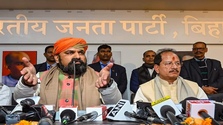 Bihar Politics: सम्राट चौधरी दिल्ली में आलाकमान से करेंगे मुलाकात! मंत्रिमंडल पर होगी चर्चा, विजय सिन्हा भी रहेंगे साथ Samrat Chaudhary and Vijay Kumar Sinha can meet JP Nadda and Amit Shah in Delhi regarding cabinet expansion and Jitan Ram Manjhi Bihar Politics: सम्राट चौधरी दिल्ली में आलाकमान से करेंगे मुलाकात! मंत्रिमंडल पर होगी चर्चा, विजय सिन्हा भी रहेंगे साथ