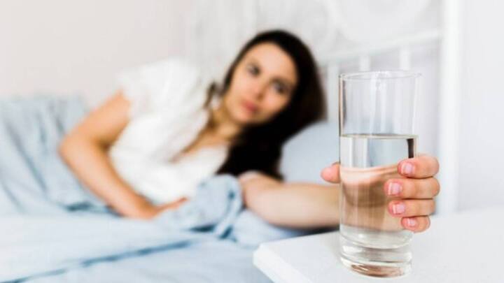 पूरे दिन बॉडी रहता है एक्टिव:  गुनगुना पानी पीने से शरीर पूरे दिन एक्टिव रहता है. साथ ही अगर आप गुनगुने पानी में 2 बूंद नींबू डाल लेंगे तो शरीर को एनर्जी मिलेगी.