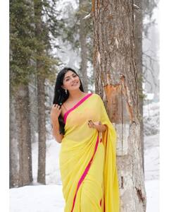 Lahari Shari Latest Photos: ఎల్లో శారీలో మెరిసిపోతున్న 'బిగ్‌బాస్‌' బ్యూటీ లహరి - మంచు కొండల్లో అందాల ఆరబోత