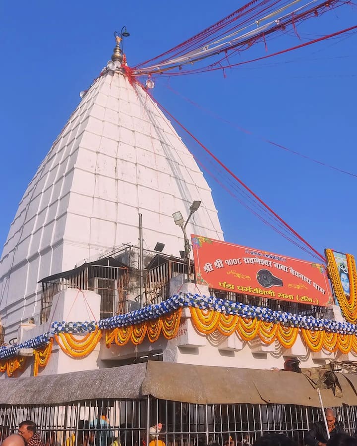 कांग्रेस के वरिष्ठ नेता राहुल गांधी की भारत जोड़ो न्याय यात्रा आज यानी शनिवार (3 फरवरी 2024) को झारखंड के देवघर पहुंचेगी. इस दौरान राहुल गांधी यहां बाबा बैद्यनाथ मंदिर में पूजा-अर्चना करेंगे. देवघर में मौजूद बैद्यनाथ धाम भगवान शिव के 9 वें ज्योतिर्लिंग के रूप में जाना जाता है. इस मंदिर में शिव और शक्ति एक साथ विराजमान हैं.