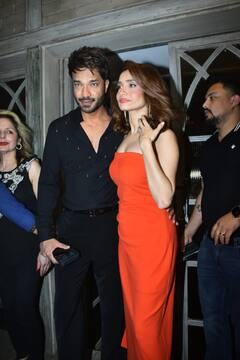 BB 17 के बाद पहली बार एक दूसरे ही बाहों में बाहें डाले  स्पॉट हुए Ankita-Vicky, ऑफ शोल्डर रेड ड्रेस में एक्ट्रेस लगीं सुपर ग्लैम