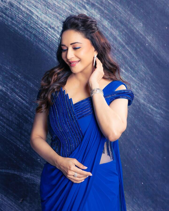 निळ्या रंगाच्या साडीत अभिनेत्रीचं सौंदर्य फुलून दिसत आहे. सोशल मीडियावर सध्या फक्त आणि फक्त माधुरी हिच्या नव्या लूकची चर्चा रंगली आहे. (pc:madhuridixitnene/ig)
