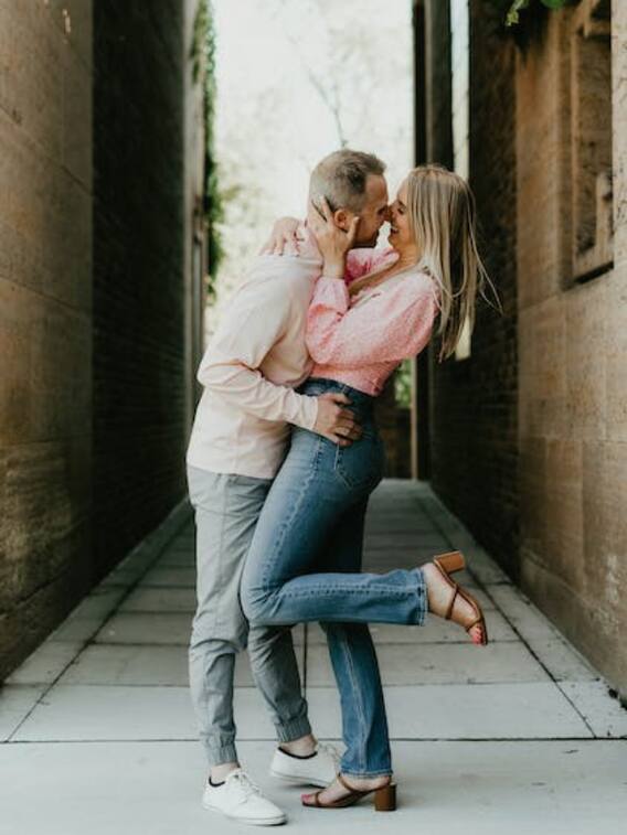 इस देश की ये गली किस करने के लिए है मशहूर