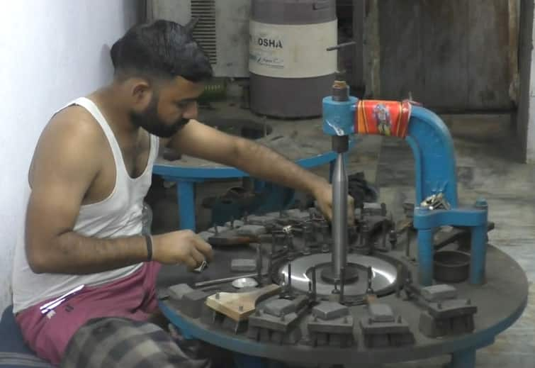 With the downturn in the Navsari diamond industry, artisans became unemployed Navsari: ઝાંખી પડી હિરાની ચમક! ધંધામાં મંદી આવતા નવસારીમાં હજારો રત્ન કલાકારો બેરોજગારીના ખપ્પરમાં હોમાયા