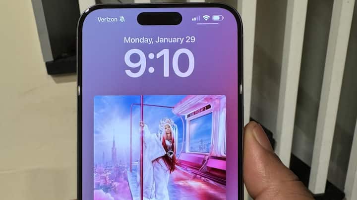 2023 में पहली बार भारत में एप्पल के आईफोन का इतना क्रेज देखने को मिला कि कंपनी ने बाकी सभी कंपनियों के पुराने कई रिकॉर्ड को तोड़ दिया है. काउंटरपॉइंट्स के जरिए सामने आई एक रिपोर्ट के मुताबिक एप्पल ने 2023 साल के दौरान भारत में आईफोन के सबसे ज्यादा 1 करोड़ से भी ज्यादा यूनिट्स बेचे हैं.