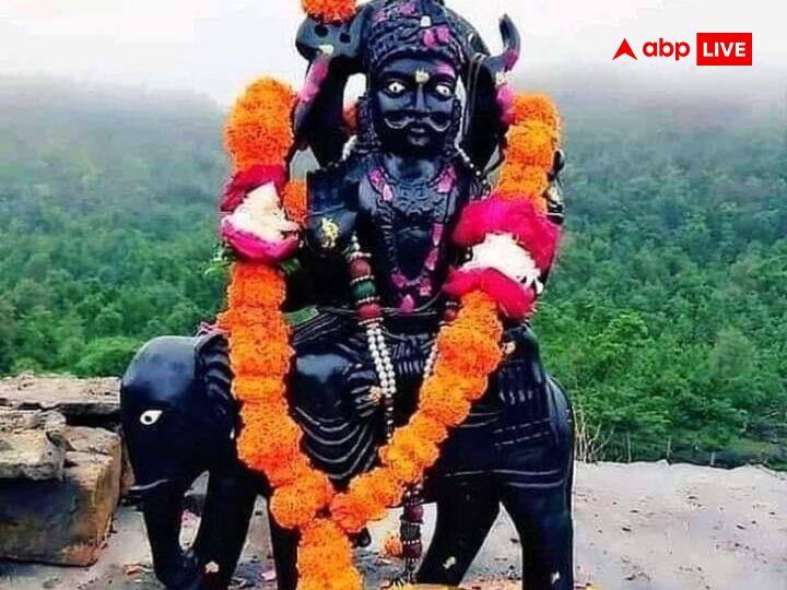 काले कुत्ते शनि देव का वाहन माना जाता है. अगर आपको कहीं भी कोई काला कुत्ता दिखाई देता है तो उसे कुछ ना कुछ खाने के लिए जरूर दें. ऐसा करेंगे तो शनि ग्रह दोष से खत्म होता है.