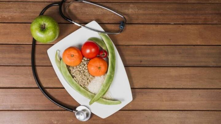 सूखे मांस में प्रोटीन भरपूर पाया जाता है लेकिन इसे संरक्षित करने और स्वाद बढ़ाने के लिए काफी ज्यादा मात्रा में नमक डाल दिया जाता है. 28-ग्राम बीफ जर्की में 620 मिलीग्राम सोडियम पाया जाता है. सूखे मांस के नियमित तौर पर सेवन से शरीर में सोडियम का लेवल बढ़ जाता है. इसलिए इसे खाने से बचना चाहिए.
