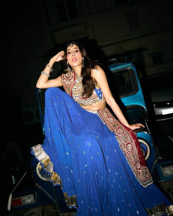 Janhvi Kapoor Pics: જાહ્નવી કપૂરે બહુ ઓછા સમયમાં બોલિવૂડમાં પોતાની એક ખાસ ઓળખ બનાવી છે. અભિનેત્રી સોશિયલ મીડિયા પર પણ ખૂબ જ સક્રિય રહે છે