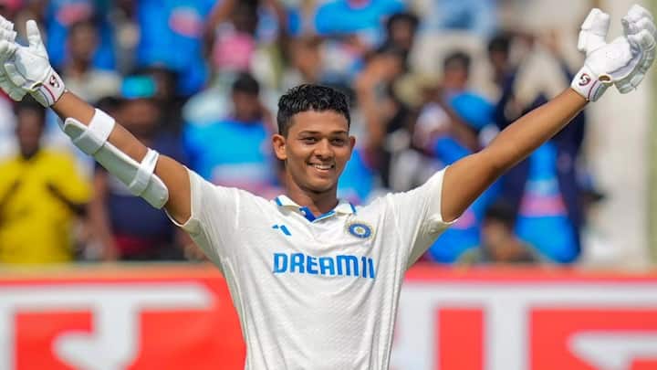 अब यशस्वी यह कारनामा करने वाले भारत के चौथे बाएं हाथ के बल्लेबाज हैं. यशस्वी अभी काफी युवा हैं ऐसे में उम्मीद यही है कि अपने करियर में वह अभी कई दोहरे शतक लगाएंगे.