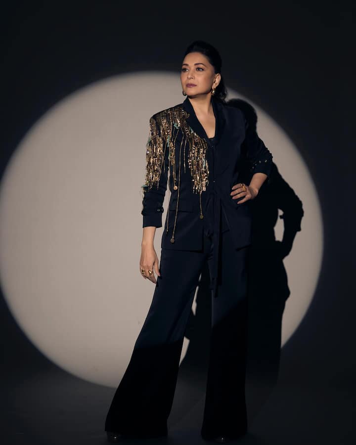 सोशल मीडियावर देखील माधुरी हिचे अनेक फोटो आणि व्हिडीओ व्हायरल होत असतात. पण आता अभिनेत्री साडीतील फोटो सोशल मीडियावर तुफान व्हायरल होत आहेत. (pc:madhuridixitnene/ig)