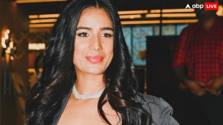 Poonam Pandey Death Film Critic Umair Sandhu Claim Poonam Pandey is alive talked her cousin 'वो जिंदा है,' इस क्रिटिक ने किया पूनम पांडे को लेकर चौंकाने वाला दावा, बोले- 'एक्ट्रेस की कजिन से हुई है बात है'