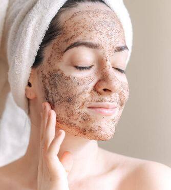 ਸਕਰੱਬ ਕਰਨ ਤੋਂ ਬਾਅਦ ਚਮੜੀ 'ਤੇ ਮਾਇਸਚਰਾਈਜ਼ਰ ਲਗਾਉਣਾ ਨਾ ਭੁੱਲੋ। ਇਸ ਨਾਲ ਚਮੜੀ ਦੇ ਖੁੱਲ੍ਹੇ ਪੋਰਸ ਦੇ ਅੰਦਰ ਤੱਕ ਮਾਇਸਚਰਾਈਜ਼ਰ ਪਹੁੰਚਦਾ ਹੈ ਅਤੇ ਚਮੜੀ ਨੂੰ ਕੁਦਰਤੀ ਤੌਰ 'ਤੇ ਚਮਕਦਾਰ ਬਣਾਉਣ ਵਿੱਚ ਮਦਦ ਕਰਦਾ ਹੈ।