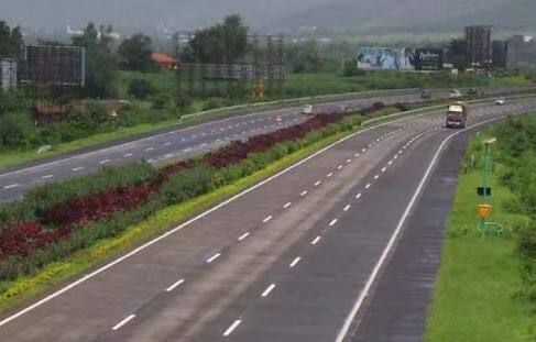 ਦੇਸ਼ ਵਿੱਚ ਲਗਾਤਾਰ ਤੇਜ਼ ਰਫ਼ਤਾਰ ਨਾਲ ਸੜਕਾਂ ਬਣਾਉਣ ਦਾ ਰਿਕਾਰਡ ਬਣਾਇਆ ਗਿਆ ਹੈ। ਹੁਣ ਸੜਕੀ ਆਵਾਜਾਈ ਮੰਤਰਾਲਾ ਨਵਾਂ ਰਿਕਾਰਡ ਬਣਾਉਣ ਦੀ ਤਿਆਰੀ ਕਰ ਰਿਹਾ ਹੈ। ਇਹ ਇੱਕ ਵਿੱਤੀ ਸਾਲ ਵਿੱਚ ਸਭ ਤੋਂ ਵੱਧ ਸੜਕਾਂ ਬਣਾਉਣ ਦਾ ਰਿਕਾਰਡ ਹੈ।