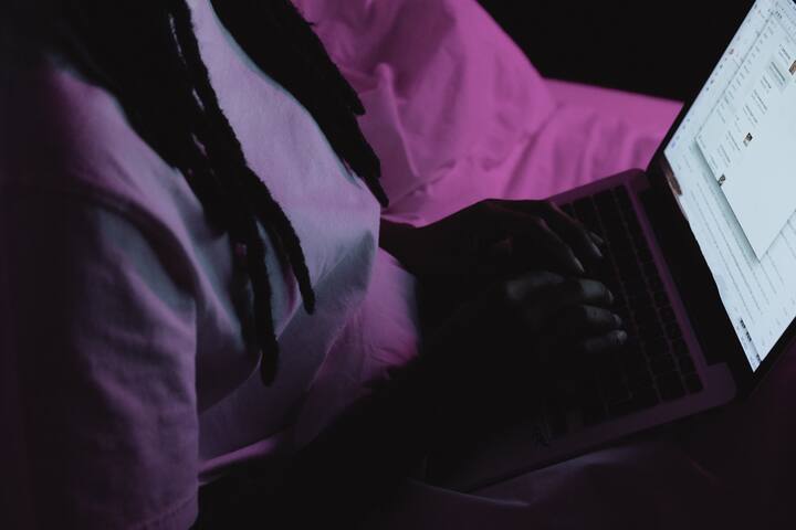 आजकाल कमी ब्राइटनेस लाइट ही फॅशन झाली आहे. हे वातावरण शांत  आणि आकर्षक बनवते. याचे मुख्य कारण म्हणजे कमी प्रकाशामुळे शांत आणि प्रसन्न वातावरण मिळते. जे डोळ्यांसाठी सोयीस्कर आहे. [Photo Credit : Pexel.com]