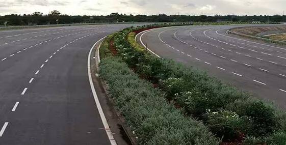 ਮੰਤਰਾਲਾ ਚਾਲੂ ਵਿੱਤੀ ਸਾਲ 'ਚ 13,813 ਕਿਲੋਮੀਟਰ ਰਾਸ਼ਟਰੀ ਰਾਜਮਾਰਗ ਬਣਾਉਣਾ ਚਾਹੁੰਦਾ ਹੈ, ਜੋ ਕਿਸੇ ਇਕ ਵਿੱਤੀ ਸਾਲ 'ਚ NH ਦਾ ਸਭ ਤੋਂ ਲੰਬਾ ਨਿਰਮਾਣ ਹੋਵੇਗਾ।