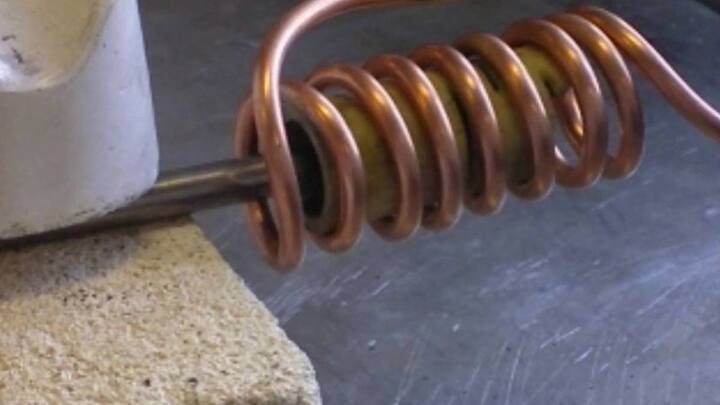 हीटिंग रॉड अगर काफी पुराना हो गया है तो उसमें करंट लगने का खतरा बढ़ जाता है. साथ ही उसमें व्हाइटल कलर का परत जम जाता है. इसलिए उसे ठीक से साफ कर लें.