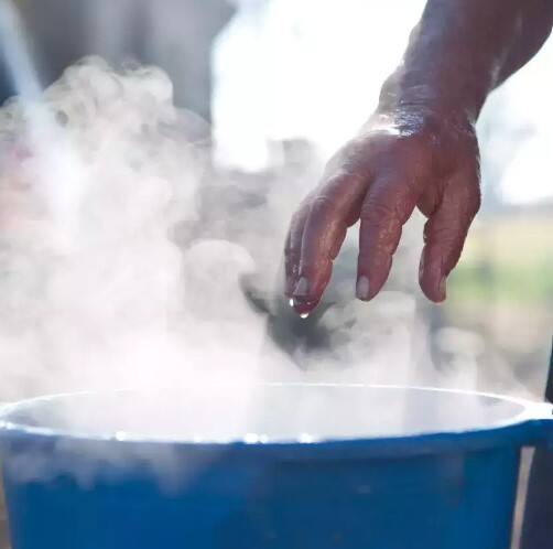 should you bathe with cold water or hot water in winter Winter Health Tips: ઠંડા કે ગરમ, શિયાળામાં ક્યા પાણીથી સ્નાન કરવું યોગ્ય છે? જાણો શું કહે છે એક્સપર્ટ?