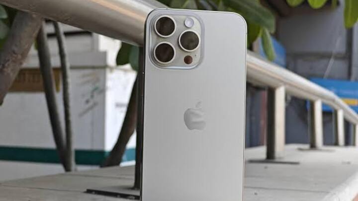 इस दौरान एप्पल की कंपनी ने भारत में पहली बार 1 करोड़ से ज्यादा आईफोन यूनिट्स बेचे हैं, और रेवन्यू के मामले में सबसे ऊपर रहा है. इसके अलावा ग्लोबल मार्केट की बात करें तो उस मामले में एप्पल ने सैमसंग को भी पछाड़ दिया है. 2023 में सैमसंग एकमात्र ऐसा ब्रांड रहा, जिसके फोन की बिक्री हर तिमाही में कम होती गई. लिहाजा, सैमसंग फोन की बिक्री में इस साल कुल 12.9% की कमी आई है.