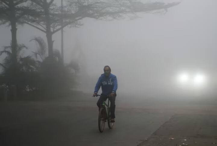 હવામાન વિભાગના જણાવ્યા અનુસાર, નવી રચાયેલી વેસ્ટર્ન ડિસ્ટર્બન્સ દિલ્હીના હવામાનને અસર કરી શકે છે, જેના કારણે આગામી બે દિવસમાં હળવો, મધ્યમથી ભારે વરસાદ પડી શકે છે. આ સાથે આજે એટલે કે શનિવાર (3 જાન્યુઆરી)ના રોજ વાદળછાયું આકાશ અને હળવો અને ઝરમર વરસાદ પડવાની શક્યતા છે.