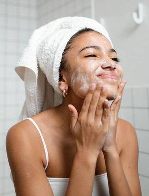 ਸੰਵੇਦਨਸ਼ੀਲ ਚਮੜੀ ਨੂੰ ਹਫ਼ਤੇ ਵਿੱਚ ਸਿਰਫ਼ ਇੱਕ ਵਾਰ ਸਕਰੱਬ ਕਰੋ। ਨਹੀਂ ਤਾਂ ਚਮੜੀ 'ਤੇ ਧੱਫੜ ਅਤੇ ਲਾਲੀ ਹੋਣ ਦਾ ਡਰ ਰਹਿੰਦਾ ਹੈ।