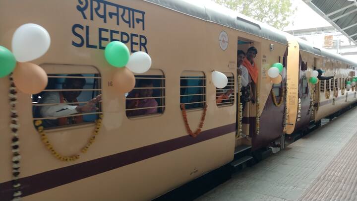 इसी क्रम में रेलवे की तरफ से स्पेशल ट्रेन चलाई. यह आस्था स्पेशल ट्रेन आज उदयपुर सिटी स्टेशन से रवाना हुई जो कल यानी 4 फरवरी को वहां पहुंचेंगी. यहीं ट्रेन 5 फरवरी को फिर से अयोध्या से निकलेगी और 6 फरवरी को उदयपुर पहुंचेगी. पहला स्टॉप भी उदयपुर रहा और अंतिम भी उदयपुर ही होगा.