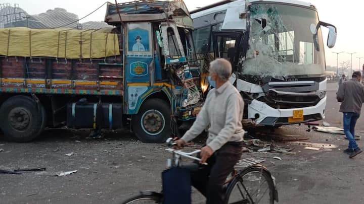 Accident News: 2 dead, 22 injured in luxury bus-truck accident on Bagodara-Limdi highway Accident: બગોદરા-લીમડી હાઇવે પર લકઝરી બસ – ટ્રક વચ્ચે અકસ્માત, 2 લોકોનાં મોત, 22 ઘાયલ