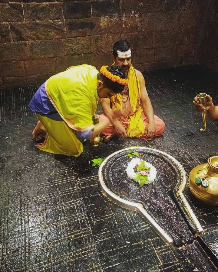 बाद में रावण को भगवान शिव की लीला समझ आ गई. कहा जाता है कि इसके बाद ब्रह्मा, विष्णु और अन्‍य देवताओं ने आकर उस शिवलिंग की पूजा की तभी से महादेव कामना लिंग के रूप में देवघर में विराजते हैं.