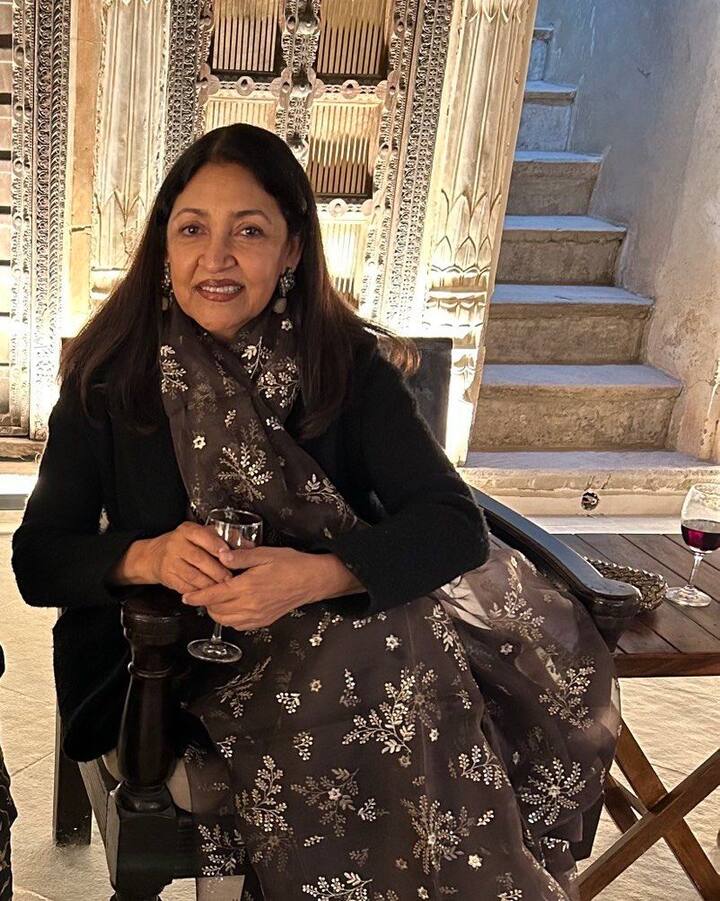 हिंदुस्तान टाइम्स की एक खबर के मुताबिक, दीप्ति नवल ने एक इंटरव्यू में बताया था कि वो डिप्रेशन का शिकार कैसे हुई थीं. जिसमें दीप्ति नवल ने कहा, 'मैंने एक फ्लैट खरीदा था और उस समय में लोगों के लिए अपार्टमेंट लेना बहुत बड़ी बात होती थी. फ्लैट लेने के बाद मैं अपने दोस्तों के साथ पार्टी करती थी.'