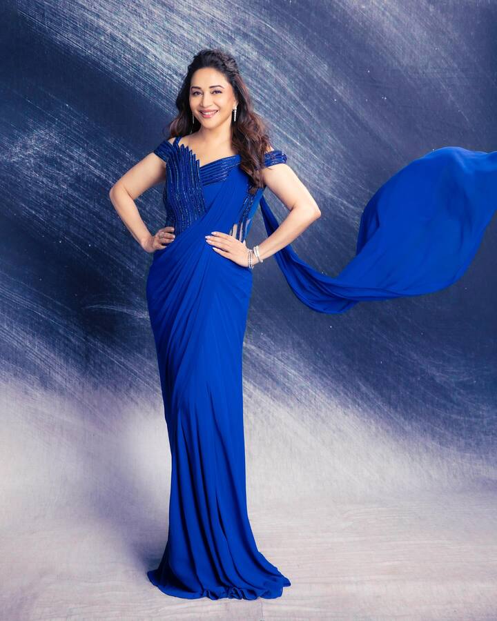 ओपन हेअरस्टाईल आणि न्यूड मेकअपमध्ये माधुरी खूपच सुंदर दिसत आहे.(pc:madhuridixitnene/ig)