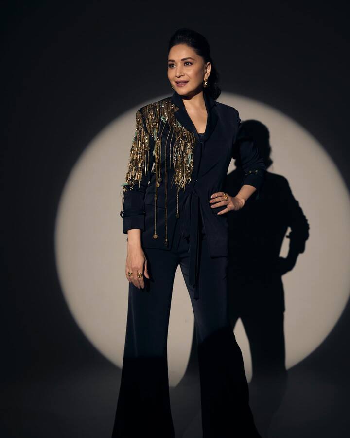 माधुरी दीक्षित हिने अनेक सिनेमांमध्ये महत्त्वाची भूमिका साकारत अभिनेत्रीने चाहत्यांचं मनोरंजन केलं.  (pc:madhuridixitnene/ig)