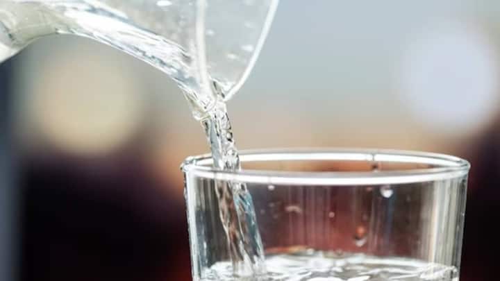 बॉडी होती है डिटॉक्स:  गुनगुने पानी पीने से वजन कम होने के साथ-साथ शरीर से गंदगी भी निकलती है. रात में डिनर करने के आधे घंटे बाद या सोने से एक दो घंटे पहले गुनगुना पानी जरूर पिएं. इससे शरीर का पाचन अच्छा होता है. साथ ही शरीर की गंदगी भी बाहर निकलती है.