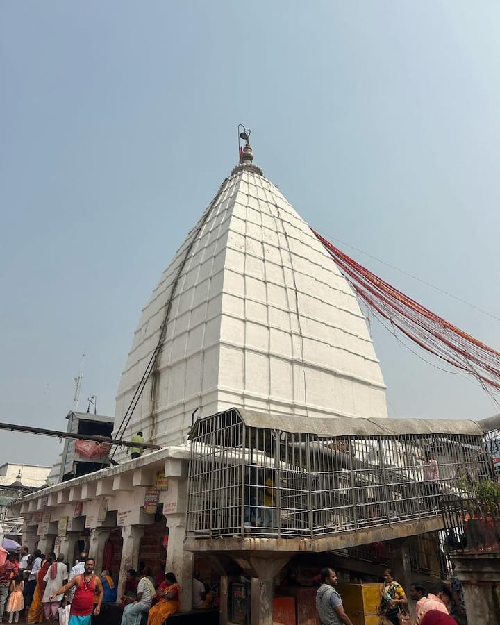 पौराणिक कथाओं के अनुसार, लंकापति रावण भगवान शिव की आराधना करता था. एक बार रावण ने हिमालय पर कठोर तपस्या की. इस दौरान उसने अपने 9 सिर काटकर शिवलिंग पर चढ़ा दिए, जब 10वें सिर की बारी आई तो स्वंय महादेव प्रकट हो गए. रावण की भक्ति देखकर शिव ने उससे वरदान मांगने को कहा. रावण चाहता था कि भगवान शिव उसके साथ लंका में रहें, इसलिए उसने वरदान में कामना लिंग मांगा.