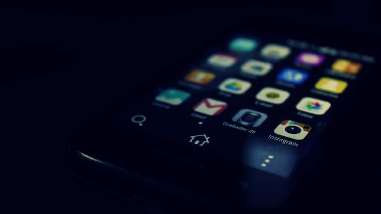 Tech Tips: অ্যান্ড্রয়েড ফোনের স্টোরেজ ফুরিয়ে যাচ্ছে? জায়গা খালি করতে কী কী করবেন?