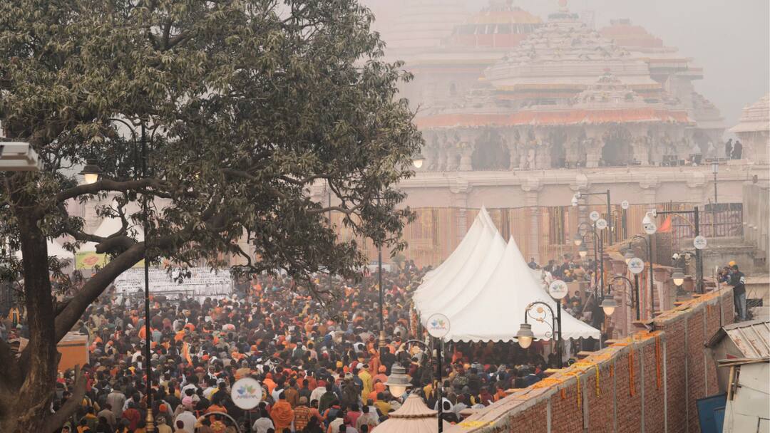 Ayodhya Ram mandir 25 lakh devotees visited the Ram temple in Ayodhya in the past 11 days Rs 11 crore has been received in offerings and donations marathi news Ayodhya Ram Mandir : 11 दिवसात 11 कोटींचं दान! राम मंदिरात 25 लाख भाविक प्रभू रामाचरणी नतमस्तक