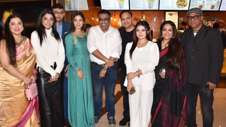 'সাদাটে' যাঁদের জীবন, নেই অন্য কোনও রঙের ছোঁয়া, তাঁদের গল্প নিয়েই তৈরি হয়েছে নতুন ছবি 'সাদা রঙের পৃথিবী'। প্রকাশ্যে এল ট্রেলার।